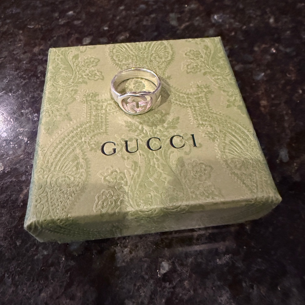 Like new silver Gucci interlocking ring, silver, size 7
